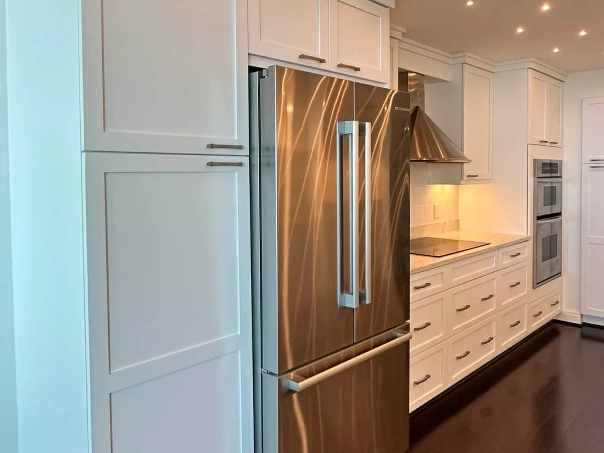 Downtown Sarasota - Bright White Shaker kitchen